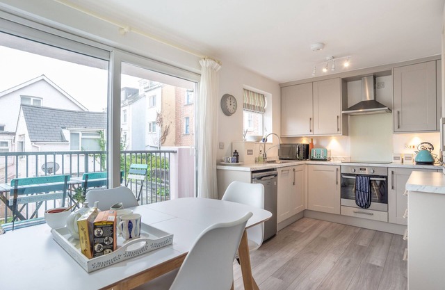 Fabulous well appointed refurbished apartment in central Falmouth