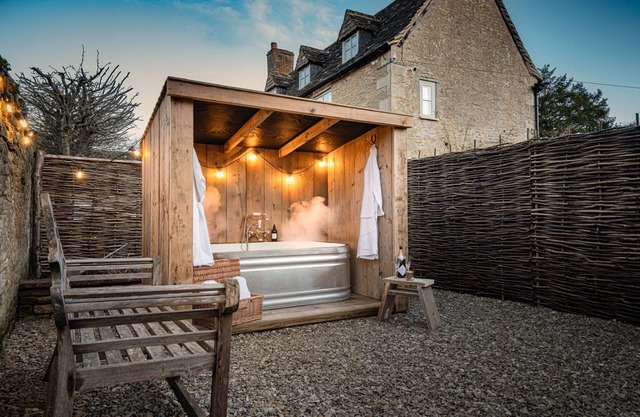 Fabulously presented dog friendly holiday cottage with outside tub - The Coach House, South Cerney
