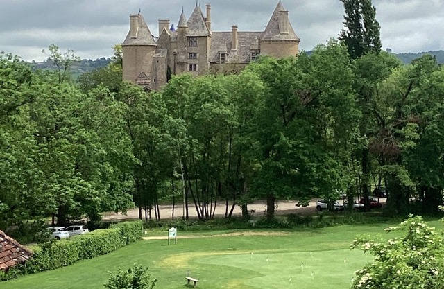 Facing the Gulf and Château de Montal