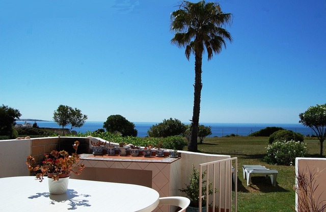 Facing the sea, 1rst row villa, exceptional seaview, pools, fine sand beach