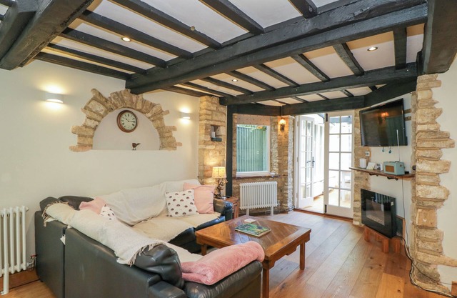 FAIRFORD COTTAGE, family friendly, with a garden in Fairford