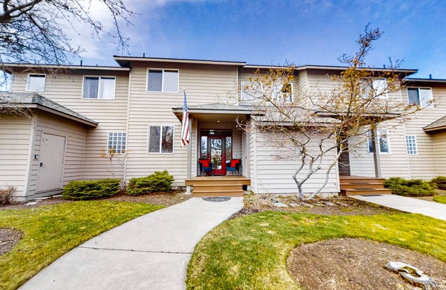 Fairway view townhome with private hot tub, grill, pool, & golf - dogs welcome