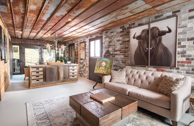 Fairytale Barn: Hot Tub, Trout Stream & Petting Zoo?