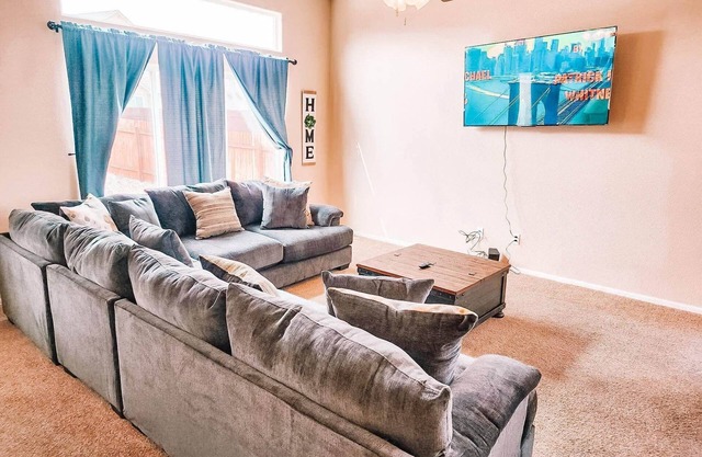 Falcon Retreat! Pet Friendly King Bedsn