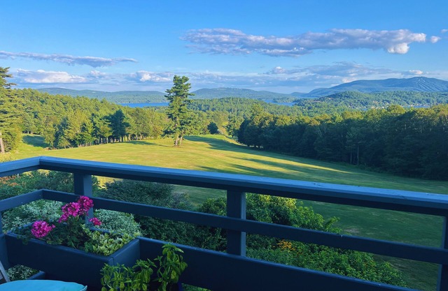 Fall foliage! Jaw-dropping views. Gorgeous 4-bed by hiking trails + the lake