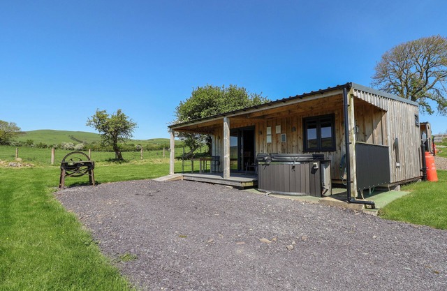 FAMAU, romantic, country holiday cottage, with hot tub in Cilcain