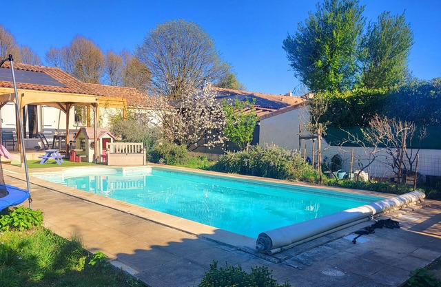 Family home near Montpellier, secure swimming pool, children's play area,
