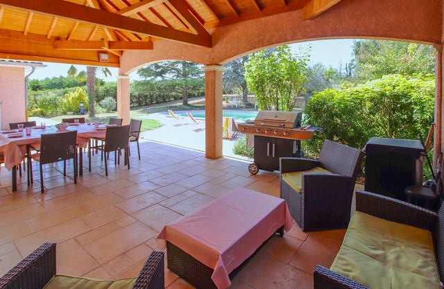 Familiar and spacious with swimming pool near Vienne.