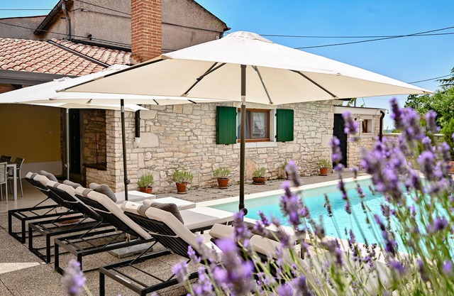 Familienferienhaus mit Schwimmbad, Sauna & Spielzimmer in Istrien, pet Friendly