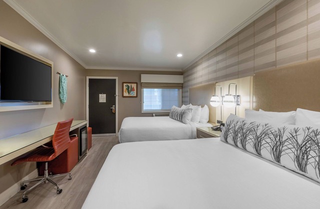 Family and Friends Getaway! Four Sleek Units, Relaxing patio, Gym, Free Parking