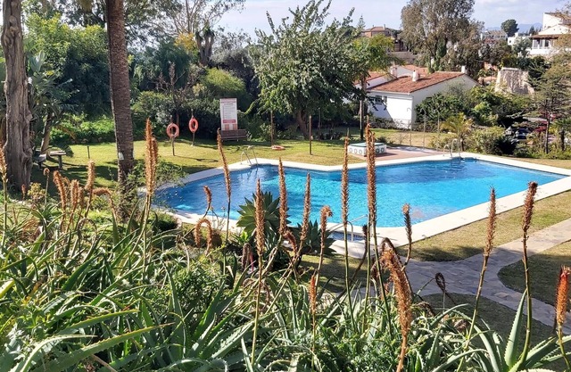 Family apartment with pool, gardens and parking in Malaga