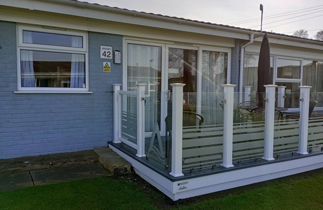 Family Bungalow on Broadlands Park, Oulton Broad, Lowestoft, Suffolk - 3 Beds