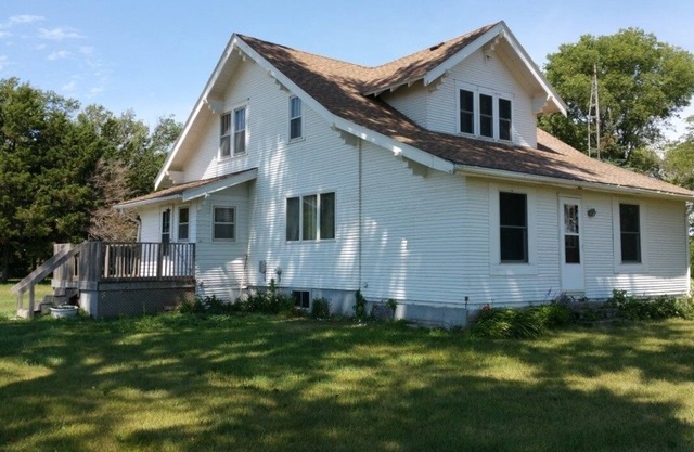 Family Country home ready for a getaway in east S Dak. Hunting & fishing close.