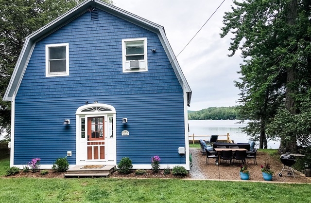 Family & Dog-Friendly Lakeside Retreat 15-min to Mount Sunapee