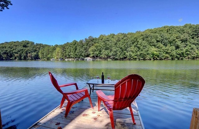 Family focused Lakefront w/private dock! Now booking for 2025 stays!