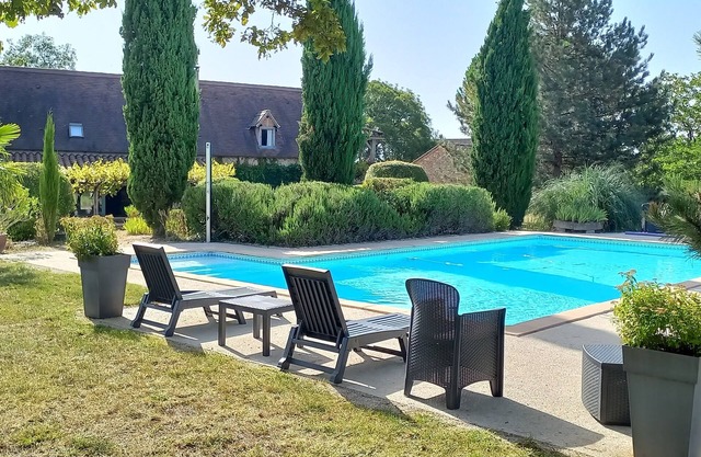 Family friendly gite near St.Cirq Lapopie with large garden & shared pool.