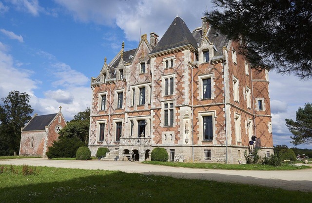 Family Chateau With Great Comfort, Park, Swimming Pool, sand beaches nearby