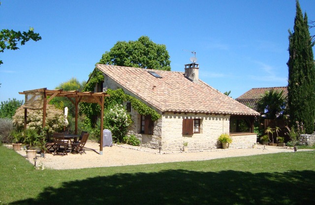 Family-friendly, dog-friendly gite with pool and views near Cahors