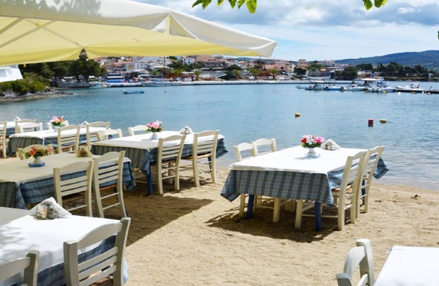 Family-friendly Beachfront Summer Paradise Villa, sleeps up to 7 (+1)