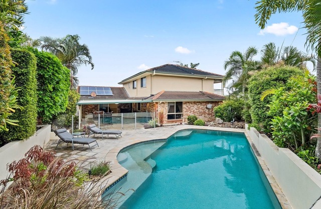 Family-Friendly 5-Bed Close to the Coast & Airport