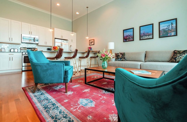 Family Friendly 2BD/2BA Near Wrigley, Lincoln Square