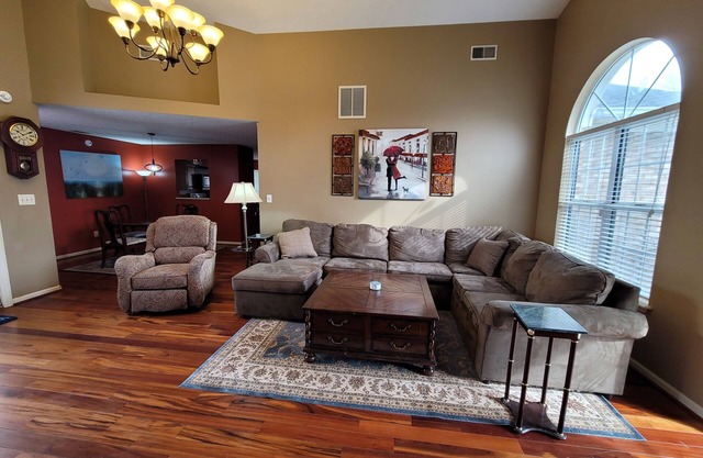 Family Friendly 3 BR w/King Bed and Jacuzzi tub