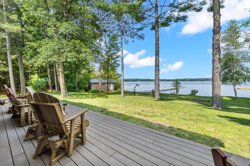 Family-Friendly 5BR House by the Lake
