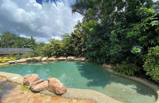 Family friendly house with pool and garden. Pet friendly.