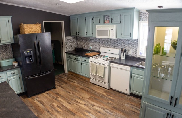 Family friendly bungalow with big yard and deck, close to town