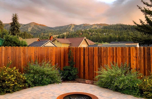 Family Friendly/Couples Retreat/Cozy Chalet/Fenced Patio/Ski Slope View/Fire Pit