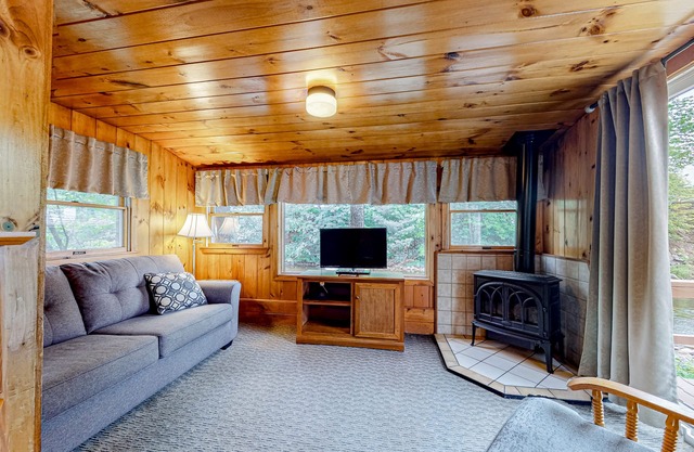 Family-Friendly Cabin w/Shared Pool, WiFi, & Kitchenette - Close to Attractions