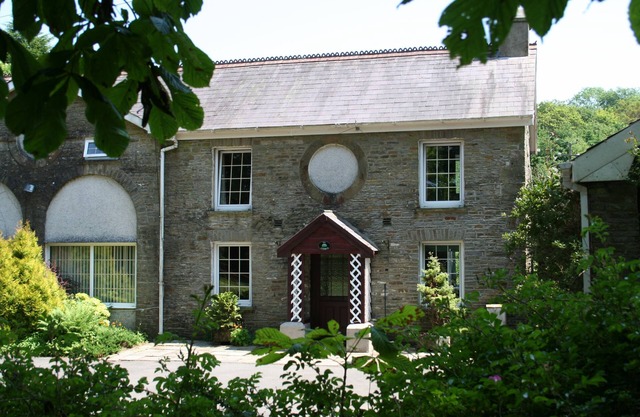 Family friendly coachhouse in idyllic setting with extensive private grounds and free WiFi