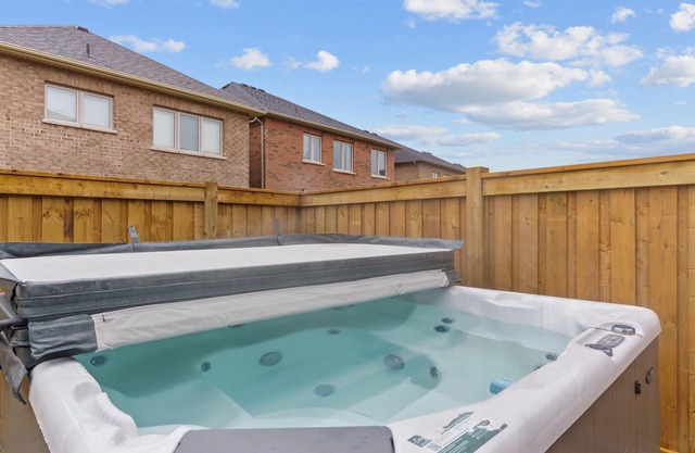 Family Friendly | Cozy | HOT TUB | Near UOIT