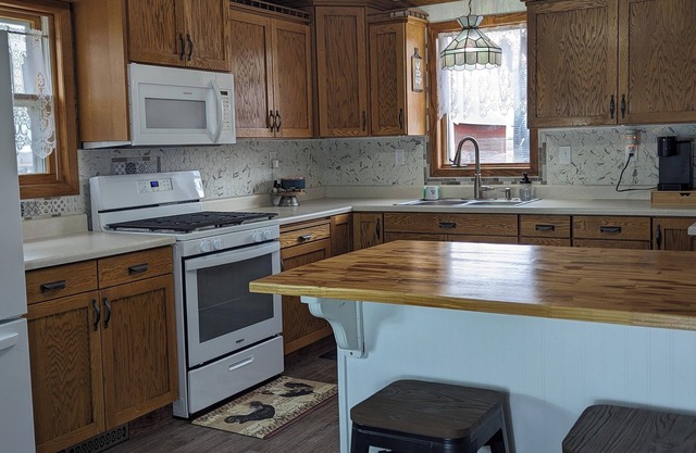 Family Friendly Cozy Farmhouse close to public hunting lands