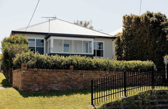 Family-Friendly Escape | Walk to Cafés & Creek