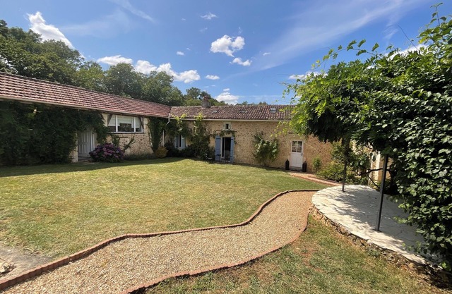 Family friendly farmhouse, 5 mins from beach lake and historic market