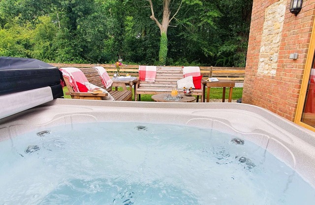 Family Friendly, Hot Tub, Cottage Stay – Plumtree at The Victorian Barn Dorset