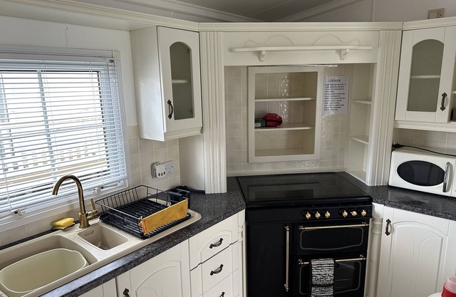 Family Friendly holiday caravan, 5 mins from the beach in a peaceful location.