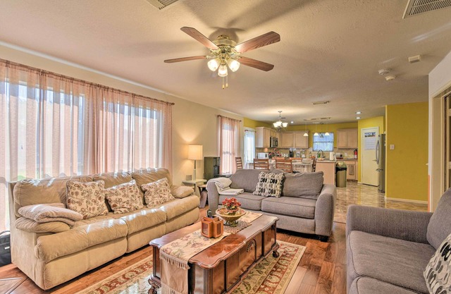 Family-Friendly Home ~ 12 Mi to Space Center!