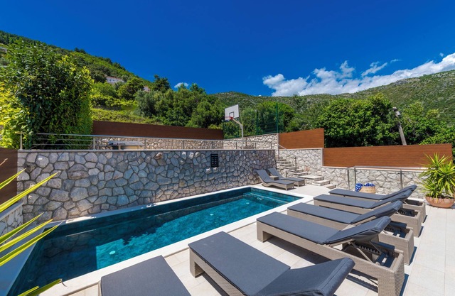 Family Friendly Home with Private Heated Pool & Basketball Court