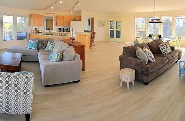 Family friendly home w/ 360 views of the bay and wild life preserve (sleeps 12)