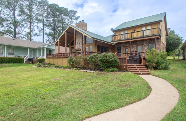 Family-Friendly Lakefront Retreat on Cedar Creek Lake W/Hot Tub