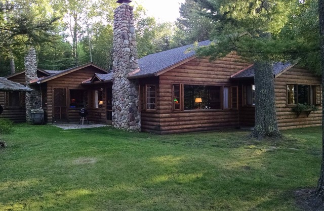 Family-friendly Northwoods Cottage & Guest House On Beautiful Crystal Lake