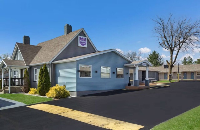 Family-Friendly Suite: 2 Doubles, Kitchenette, Free Breakfast & Parking!