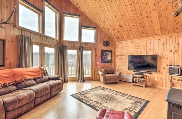 Family-Friendly Troy Getaway with Furnished Deck!