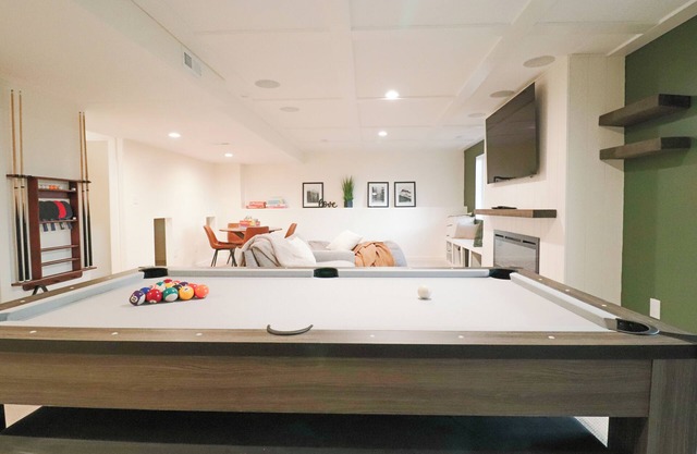 Family Friendly Private Deck & Fire Pit Pool Table Gym EV Grill Sleeps 8