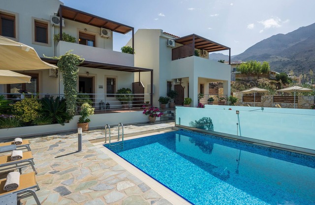 Family Friendly Villa Bluefairy w/Pool, walk to Restaurants, 5 km to the Beach