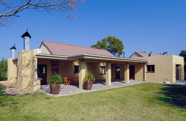 Family-friendly tranquil house Plettenberg Bay area. 400m from stunning beach.