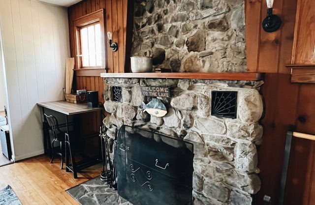 Family fun lake house w/ a View, Hot Tub & Game Room