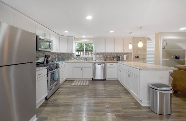 Family fun Pet friendly Haven:IU Campus:Jacuzzi and Fire pit.